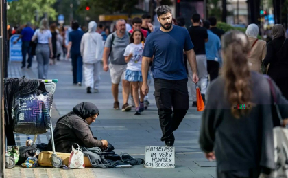 O rețea cu zeci de cerșetori români cu același semn scris de mână e folosită de șefii de bande din Londra ca să jefuiască turiștii