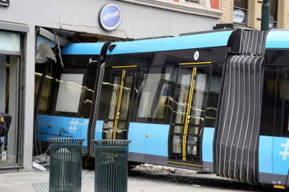 Un tramvai a ieșit de pe șine și a intrat direct într-un magazin din centrul capitalei norvegiene Oslo - VIDEO