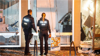 Explozii și urmăriri ca în filme pe autostrăzile din Germania. Cum reușesc hoții să fure milioane de euro din bancomatele din Europa
Explozii și urmăriri ca în filme pe autostrăzile din Germania. Cum reușesc hoții să fure milioane de euro din bancomatele din Europa