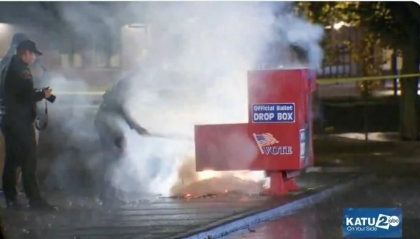 Atacuri la secții de vot în SUA. Dispozitive explozive găsite în urne, sute de buletine de vot au luat foc Atacuri la secții de vot în SUA. Dispozitive explozive găsite în urne, sute de buletine de vot au luat foc