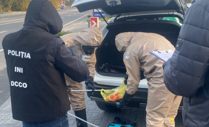 Peste 4 kg de mercur, în valoare de 45 de mii de euro - depistate de polițiști în portbagajul unui automobil. Doi bărbați - reținuți pentru 72 de ore - VIDEO Peste 4 kg de mercur, în valoare de 45 de mii de euro - depistate de polițiști în portbagajul unui automobil. Doi bărbați - reținuți pentru 72 de ore - VIDEO