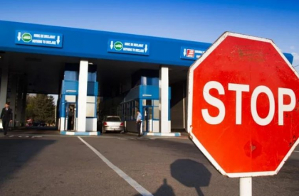 Un microbuz care transporta pasageri, stopat la vama Tudora. Ce au găsit vameșii - FOTO Un microbuz care transporta pasageri, stopat la vama Tudora. Ce au găsit vameșii - FOTO