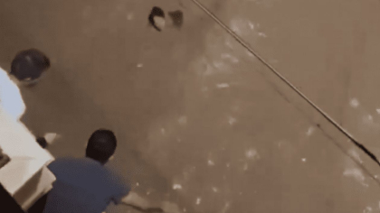 Femeie luată de ape în Valencia, sub privirile îngrozite ale unor oameni care stăteau pe balcon - VIDEO