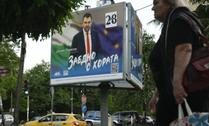 „Nu recunoaștem alegerile cumpărate”: Acuzațiile de fraudă la alegerile parlamentare zguduie Bulgaria „Nu recunoaștem alegerile cumpărate”: Acuzațiile de fraudă la alegerile parlamentare zguduie Bulgaria