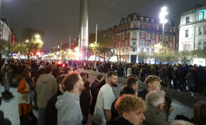 Cea mai mare farsă de Halloween. Mii de oameni s-au strâns la Dublin să vadă o paradă care nu a mai avut loc Cea mai mare farsă de Halloween. Mii de oameni s-au strâns la Dublin să vadă o paradă care nu a mai avut loc