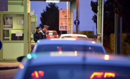 O femeie s-ar putea alege cu o amendă, după ce a încercat să intre în țară cu mai multe țigări electronice. Unde erau ascunse - FOTO
O femeie s-ar putea alege cu o amendă, după ce a încercat să intre în țară cu mai multe țigări electronice. Unde erau ascunse - FOTO