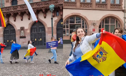 „Trenulețul” a răsunat în fața unei secții de votare din Frankfurt. Moldovenii aflați acolo au dansat, după ce au votat - VIDEO „Trenulețul” a răsunat în fața unei secții de votare din Frankfurt. Moldovenii aflați acolo au dansat, după ce au votat - VIDEO