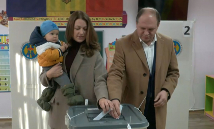 Primarul capitalei a votat. Acesta a venit la secția de votare împreună cu soția și fiul cel mic - FOTO
Primarul capitalei a votat. Acesta a venit la secția de votare împreună cu soția și fiul cel mic - FOTO