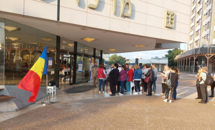 Moldovenii din diasporă votează. Zeci de moldoveni au venit de dimineață la secțiile de votare din Tel Aviv - FOTO Moldovenii din diasporă votează. Zeci de moldoveni au venit de dimineață la secțiile de votare din Tel Aviv - FOTO