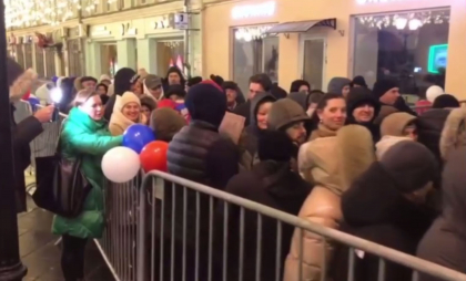 S-au format cozi din nou la secțiile de votare din Rusia. Moldovenii stau în rând pentru a-și exprima opțiunea de vot - VIDEO S-au format cozi din nou la secțiile de votare din Rusia. Moldovenii stau în rând pentru a-și exprima opțiunea de vot - VIDEO