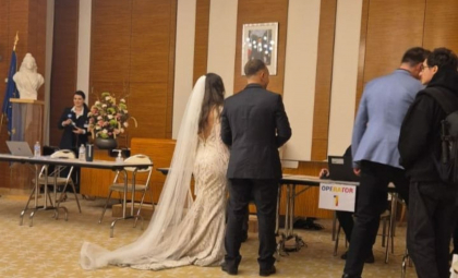În rochie de mireasă la secția de votare. Un cuplu de moldoveni din Franța au mers să voteze, direct de la nuntă - FOTO În rochie de mireasă la secția de votare. Un cuplu de moldoveni din Franța au mers să voteze, direct de la nuntă - FOTO
