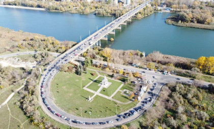Circulația pe podul de legătură Râbnița-Rezina este sistată: Printre oameni se află o persoană, care nu colaborează cu poliția și deține o cutie suspectă Circulația pe podul de legătură Râbnița-Rezina este sistată: Printre oameni se află o persoană, care nu colaborează cu poliția și deține o cutie suspectă