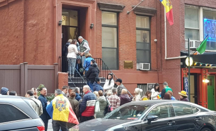 Diaspora din New York își face tot mai simțită prezența. MAE anunță că numărul alegătorilor este în creștere. Imagini surprinse la o secție de votare - FOTO 