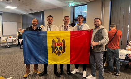  La votare ca la sărbătoare. Îmbrăcați în haine tradiționale, moldovenii din Marea Britanie au ieșit la vot - FOTO