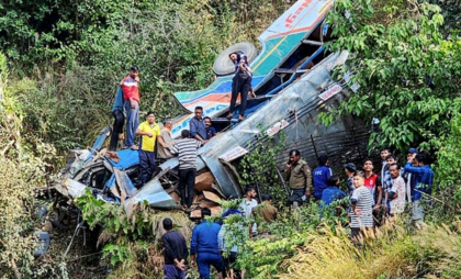 Cel puţin 36 de morţi într-un accident în Himalaya. Autobuzul lor a căzut într-o râpă