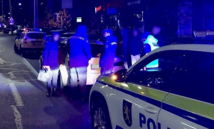 Au consumat droguri și s-au pornit la plimbare. Trei tineri - reținuți pentru 72 de ore, după ce în mașina acestora au fost găsite mai multe pachete cu substanțe interzise - FOTO Au consumat droguri și s-au pornit la plimbare. Trei tineri - reținuți pentru 72 de ore, după ce în mașina acestora au fost găsite mai multe pachete cu substanțe interzise - FOTO