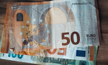 A luat peste 1700 de euro, dar nu s-a ținut de promisiune: Un bărbat - condamnat la trei ani de închisoare, după ce a promis unei femei să o ajute să obțină mai ușor permisul de conducere A luat peste 1700 de euro, dar nu s-a ținut de promisiune: Un bărbat - condamnat la trei ani de închisoare, după ce a promis unei femei să o ajute să obțină mai ușor permisul de conducere