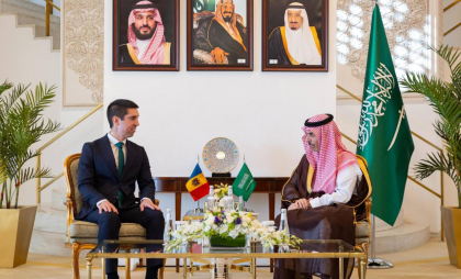 Ministrul Afacerilor Externe, Mihai Popșoi, vizitează Regatul Arabiei Saudite: Este prima vizită oficială de la stabilirea relațiilor diplomatice dintre cele două state, în 1996 - FOTO Ministrul Afacerilor Externe, Mihai Popșoi, vizitează Regatul Arabiei Saudite: Este prima vizită oficială de la stabilirea relațiilor diplomatice dintre cele două state, în 1996 - FOTO