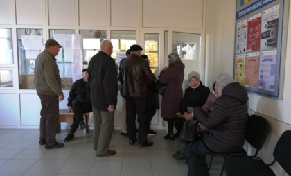 Au venit cu noaptea în cap pentru compensații. Vârstnicii din Căușeni formează cozi pentru programul „Ajutor la contor” - VIDEO

