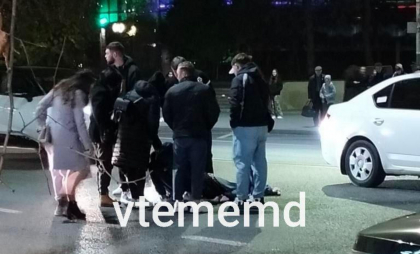 O femeie - trasportată la spital, după ce a fost lovită de o mașină pe o stradă din capitală - FOTO O femeie - trasportată la spital, după ce a fost lovită de o mașină pe o stradă din capitală - FOTO