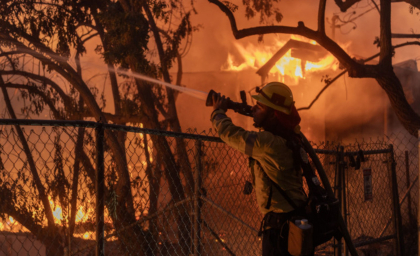 Incendii de vegetație violente pe coastele de Est și Vest ale SUA: un pompier de 18 ani a murit, mii de evacuați și case distruse Incendii de vegetație violente pe coastele de Est și Vest ale SUA: un pompier de 18 ani a murit, mii de evacuați și case distruse
