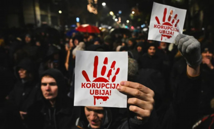 „Corupția ucide”, pancartă purtată pe străzile din Belgrad. Noi proteste antiguvernamentale după tragedia din gara de la Novi Sad
