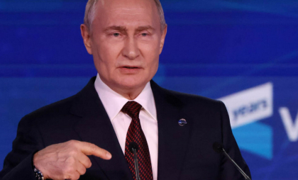Vladimir Putin a semnat un decret ce permite limitarea dezvăluirilor publice pentru companiile Novatek şi Surgutneftegaz Vladimir Putin a semnat un decret ce permite limitarea dezvăluirilor publice pentru companiile Novatek şi Surgutneftegaz