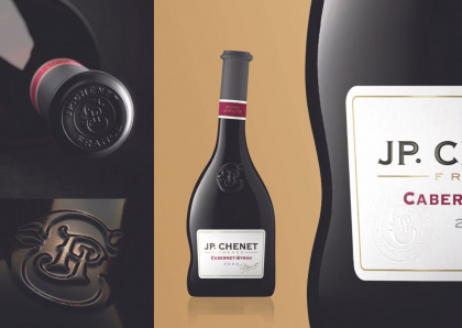 J.P. Chenet – Povestea sticlei de vin cu „gâtul” curbat
J.P. Chenet – Povestea sticlei de vin cu „gâtul” curbat