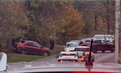 Accident în capitală. Două mașini au fost avariate, după ce s-au lovit violent. Ce spune poliția - FOTO Accident în capitală. Două mașini au fost avariate, după ce s-au lovit violent. Ce spune poliția - FOTO
