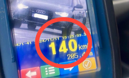 A urcat fără permis de conducere la volan și a fost stopat de polițiști pentru că mergea cu viteză excesivă. Ce amendă ar putea achita un tânăr din Edineț A urcat fără permis de conducere la volan și a fost stopat de polițiști pentru că mergea cu viteză excesivă. Ce amendă ar putea achita un tânăr din Edineț