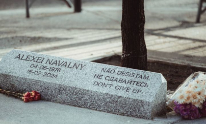 „Nu renunța!” Primul memorial în memoria lui Alexei Navalnii - amplasat lângă Ambasada Rusiei la Lisabona - FOTO