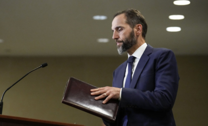 Procurorul Jack Smith suspendă procedura penală împotriva lui Donald Trump privind documentele secrete găsite la Mar-a-Lago Procurorul Jack Smith suspendă procedura penală împotriva lui Donald Trump privind documentele secrete găsite la Mar-a-Lago