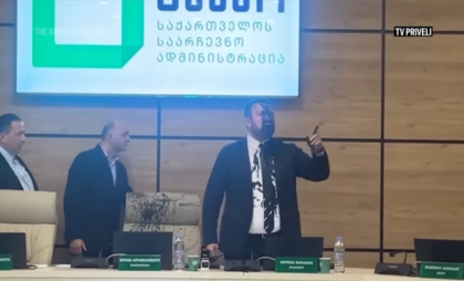 Președintele Comisiei Electorale din Georgia, atacat cu vopsea neagră de un membru al Opoziției