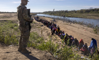 Trump vrea să folosească armata SUA pentru expulzarea în masă a migranților ilegali Trump vrea să folosească armata SUA pentru expulzarea în masă a migranților ilegali