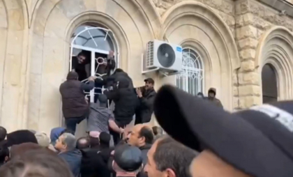 Liderul pro-rus al regiunii separatiste georgiene Abhazia a demisionat. Reacția Moscovei, după ce protestatarii au ocupat Parlamentul