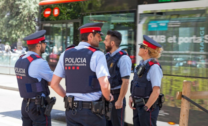 Situație bizară în Spania. O femeie a fost arestată după ce a încercat să intre în propria casă, ocupată ilegal de imigranți Situație bizară în Spania. O femeie a fost arestată după ce a încercat să intre în propria casă, ocupată ilegal de imigranți