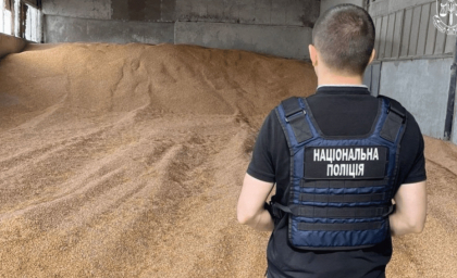 Un deputat ucrainean a furat zeci de tone de soia, după ce a simulat un atac rusesc asupra depozitului de cereale: „A împrăștiat peste tot fragmente de rachete” - FOTO Un deputat ucrainean a furat zeci de tone de soia, după ce a simulat un atac rusesc asupra depozitului de cereale: „A împrăștiat peste tot fragmente de rachete” - FOTO