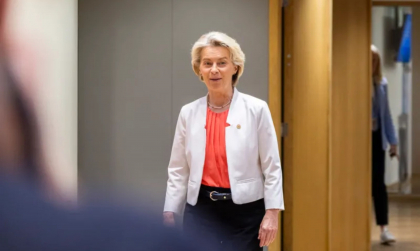 Ursula von der Leyen a acordat primul ajutor unui pasager care a suferit o urgenţă medicală în timpul zborului: Șefa CE este medic