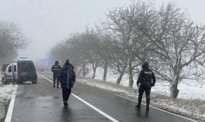 Accident la Cantemir: Trei persoane, printre care doi copii au ajuns la spital, după ce mașina în care se aflau a derapat de pe carosabil și s-a izbit într-un copac Accident la Cantemir: Trei persoane, printre care doi copii au ajuns la spital, după ce mașina în care se aflau a derapat de pe carosabil și s-a izbit într-un copac