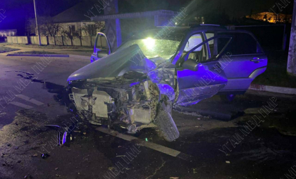 Două persoane au fost transportate la spital, după ce șoferul a pierdut controlul volanului și s-a lovit violent de un stâlp, la Dubăsari - FOTO Două persoane au fost transportate la spital, după ce șoferul a pierdut controlul volanului și s-a lovit violent de un stâlp, la Dubăsari - FOTO