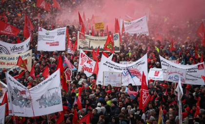 „Mișcări de protest, care să pună compania sub presiune imensă”. Angajații Volkswagen au decis declanșarea grevelor limitate în Germania „Mișcări de protest, care să pună compania sub presiune imensă”. Angajații Volkswagen au decis declanșarea grevelor limitate în Germania