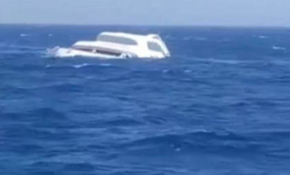 17 turiști sunt dați dispăruți după ce ambarcațiunea în care se aflau s-a scufundat în Marea Roșie - VIDEO