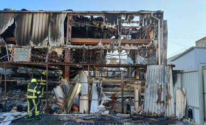 Un depozit cu materie primă pentru confecționarea roletelor a luat foc, în capitală. Pompierii au intervenit pentru a stinge flăcările. Precizările IGSU - FOTO Un depozit cu materie primă pentru confecționarea roletelor a luat foc, în capitală. Pompierii au intervenit pentru a stinge flăcările. Precizările IGSU - FOTO
