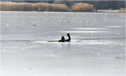 Atenţie, cetățeni. Gheaţa de pe râuri și lacuri este subțire și prezintă pericol de prăbușire. IGSU vine cu recomandări- FOTO
