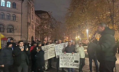 Manifestația de susținere a lui Călin Georgescu, întreruptă de trecători în mai multe rânduri pentru a-și transmite dezaprobarea: „Sunteți fasciști”