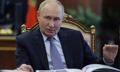 Putin spune că Rusia poate lovi „centre decizionale” din Kiev și compară puterea noii rachete Oreșnik cu cea a armelor nucleare
Putin spune că Rusia poate lovi „centre decizionale” din Kiev și compară puterea noii rachete Oreșnik cu cea a armelor nucleare