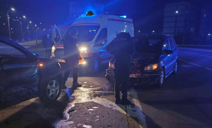 Două mașini au fost avariate, după ce s-au lovit violent pe o stradă din Hîncești. Poliția și ambulanța au intervenit - FOTO Două mașini au fost avariate, după ce s-au lovit violent pe o stradă din Hîncești. Poliția și ambulanța au intervenit - FOTO