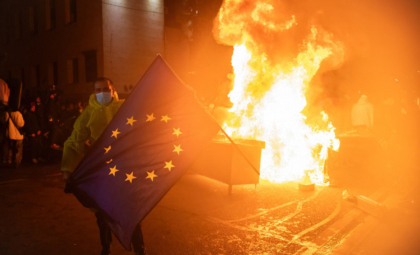 Violențe în Georgia, după ce premierul a suspendat negocierile cu UE. Protestatarii au încercat să forțeze intrarea în Parlament - FOTO/VIDEO Violențe în Georgia, după ce premierul a suspendat negocierile cu UE. Protestatarii au încercat să forțeze intrarea în Parlament - FOTO/VIDEO