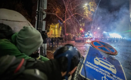 Georgia: A doua noapte de proteste după ce guvernul a înghețat negocierile de adedrare la UE: Peste 100 de persoane au fost reținute Georgia: A doua noapte de proteste după ce guvernul a înghețat negocierile de adedrare la UE: Peste 100 de persoane au fost reținute