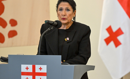 Preşedinta Georgiei a declarat parlamentul ilegitim, pe fondul manifestaţiilor pro-UE: „Mandatul meu continuă” Preşedinta Georgiei a declarat parlamentul ilegitim, pe fondul manifestaţiilor pro-UE: „Mandatul meu continuă”